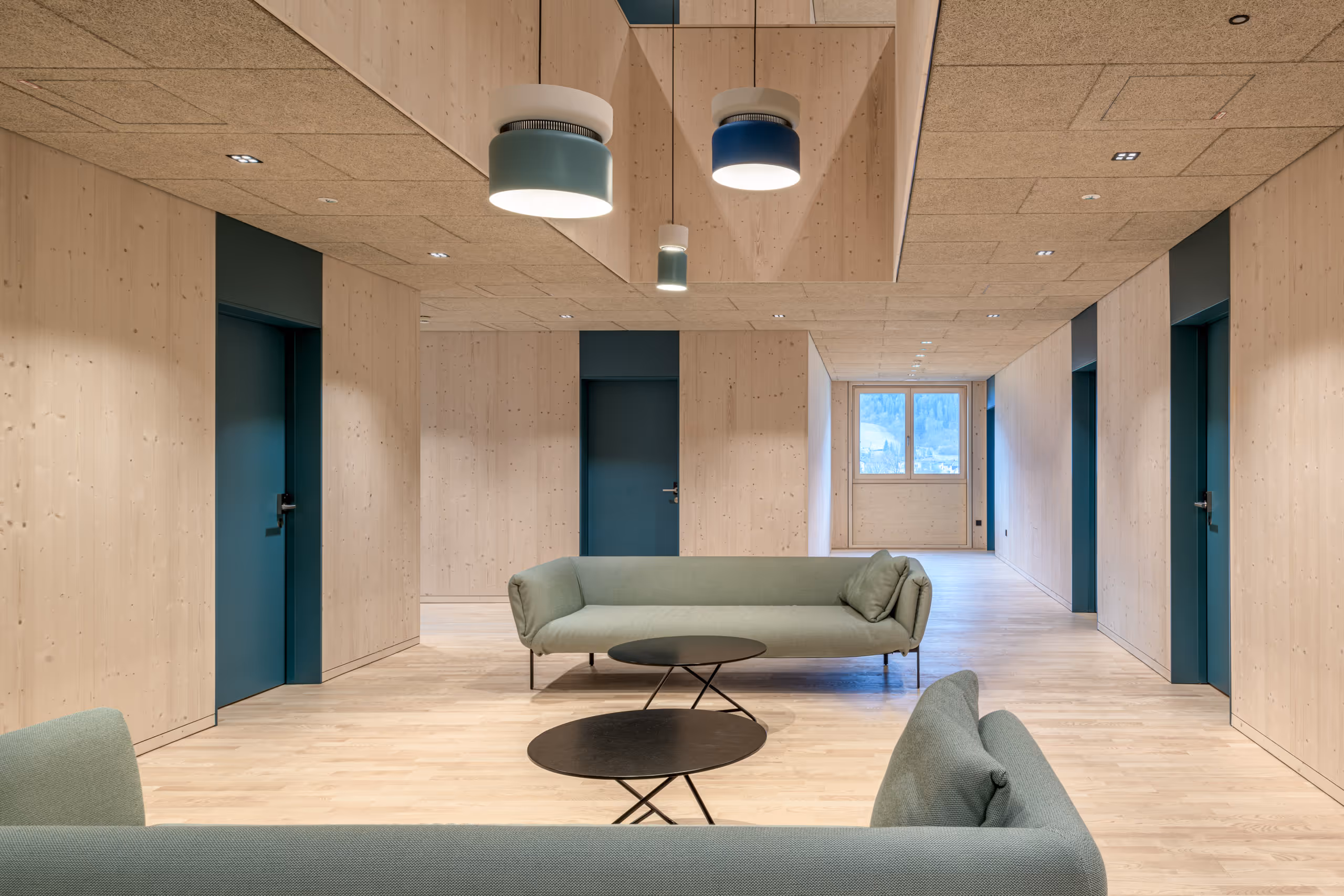 Innenaufnahme des Wohnheim-Flurs der HTL Kuchl – Referenzbild für moderne Holzarchitektur