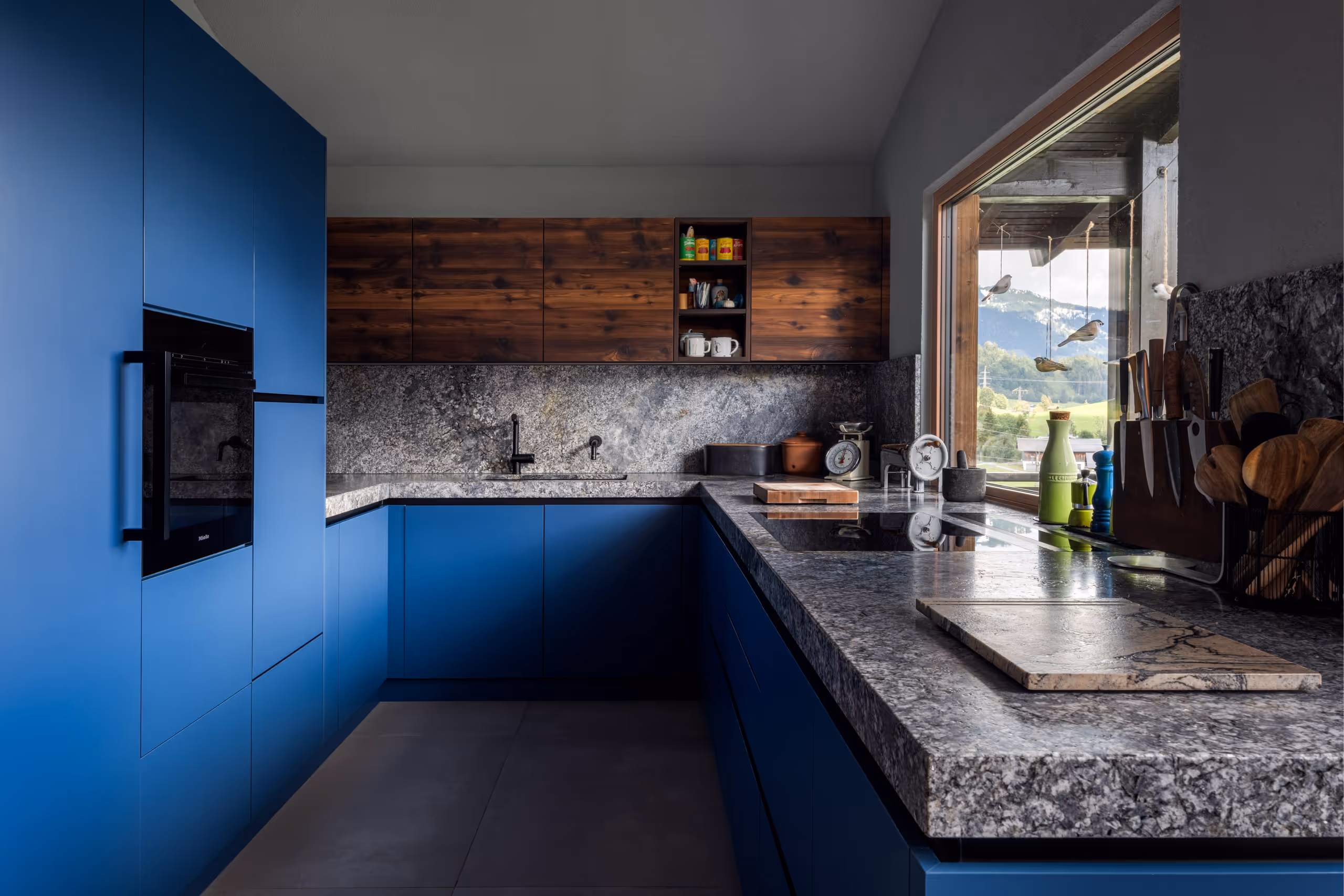 Moderne blaue Designküche mit Steinplatte – Interiorfoto für Wohn Wo / Innenarchitekt Markus Holzlechner