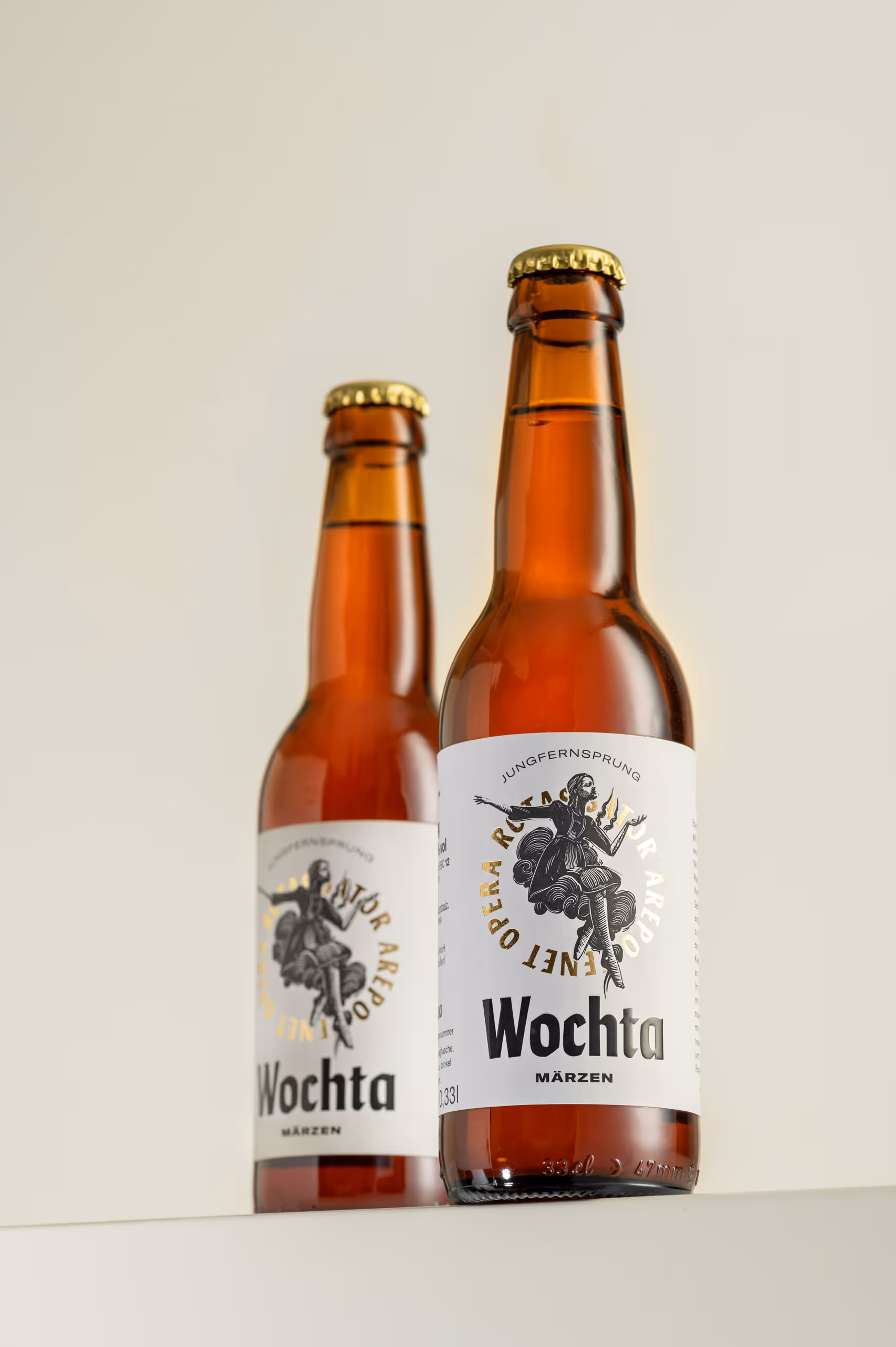 Produktfotografie zweier „Wochta“ Bierflaschen – Designreferenz für die Werbeagentur hungry und deren Etikettenprojekt