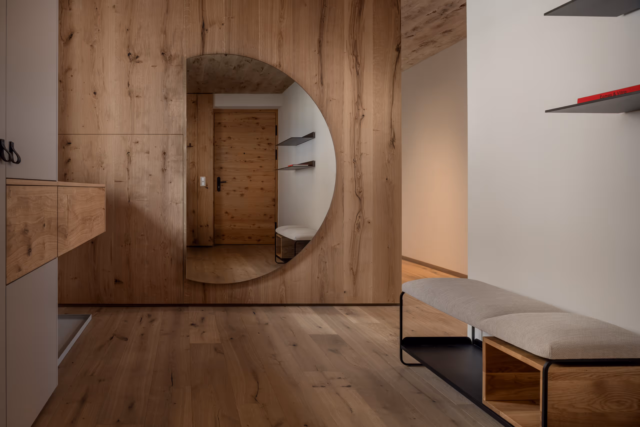 Interioraufnahme eines modernen Eingangsbereichs mit Rundspiegel – Projektfoto für M-Studio Reiter