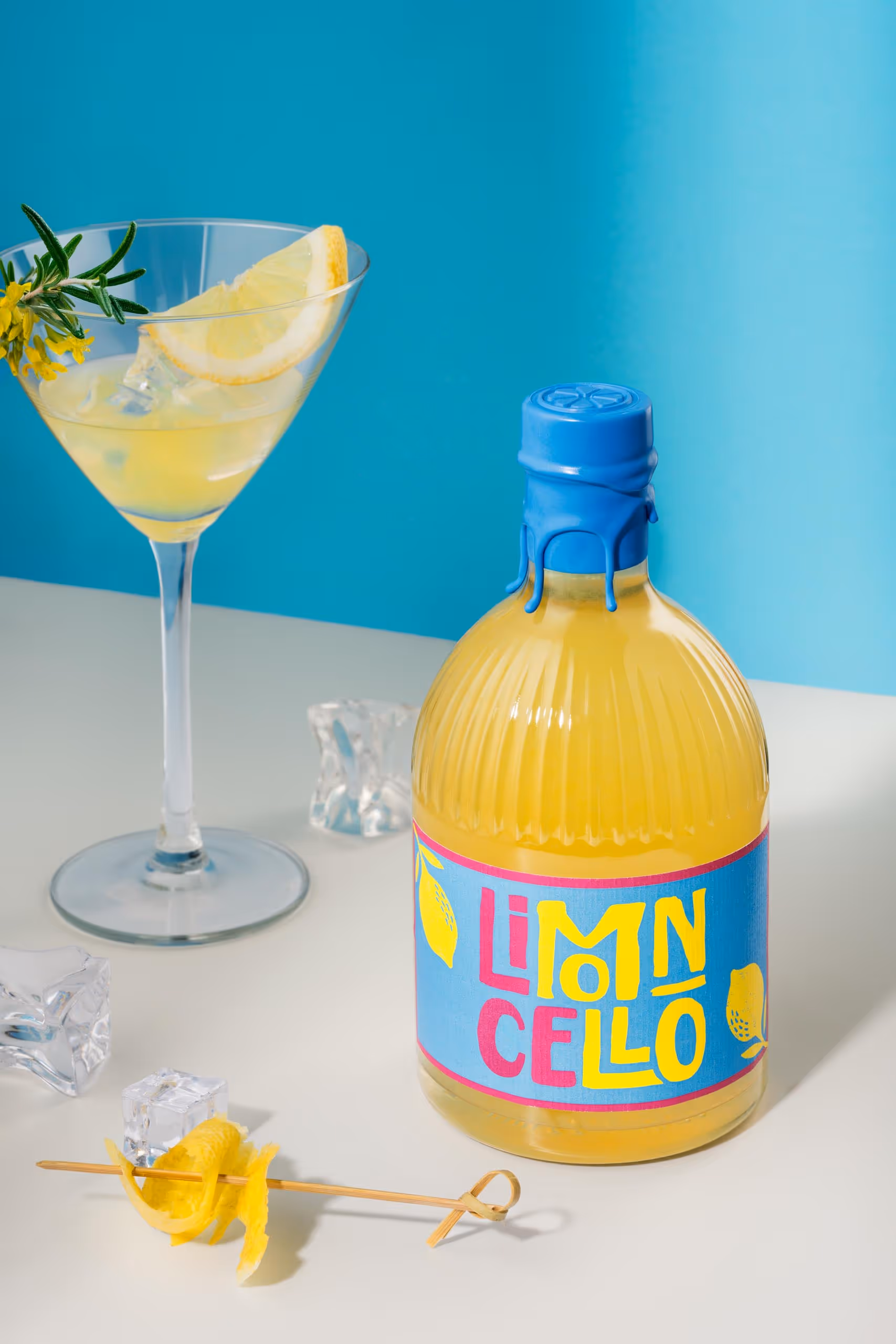 Kreatives Produktfoto des Limoncello-Getränks „LimonCello“ – fotografiert für Harry Albel mit Cocktailglas & Zitronendeko