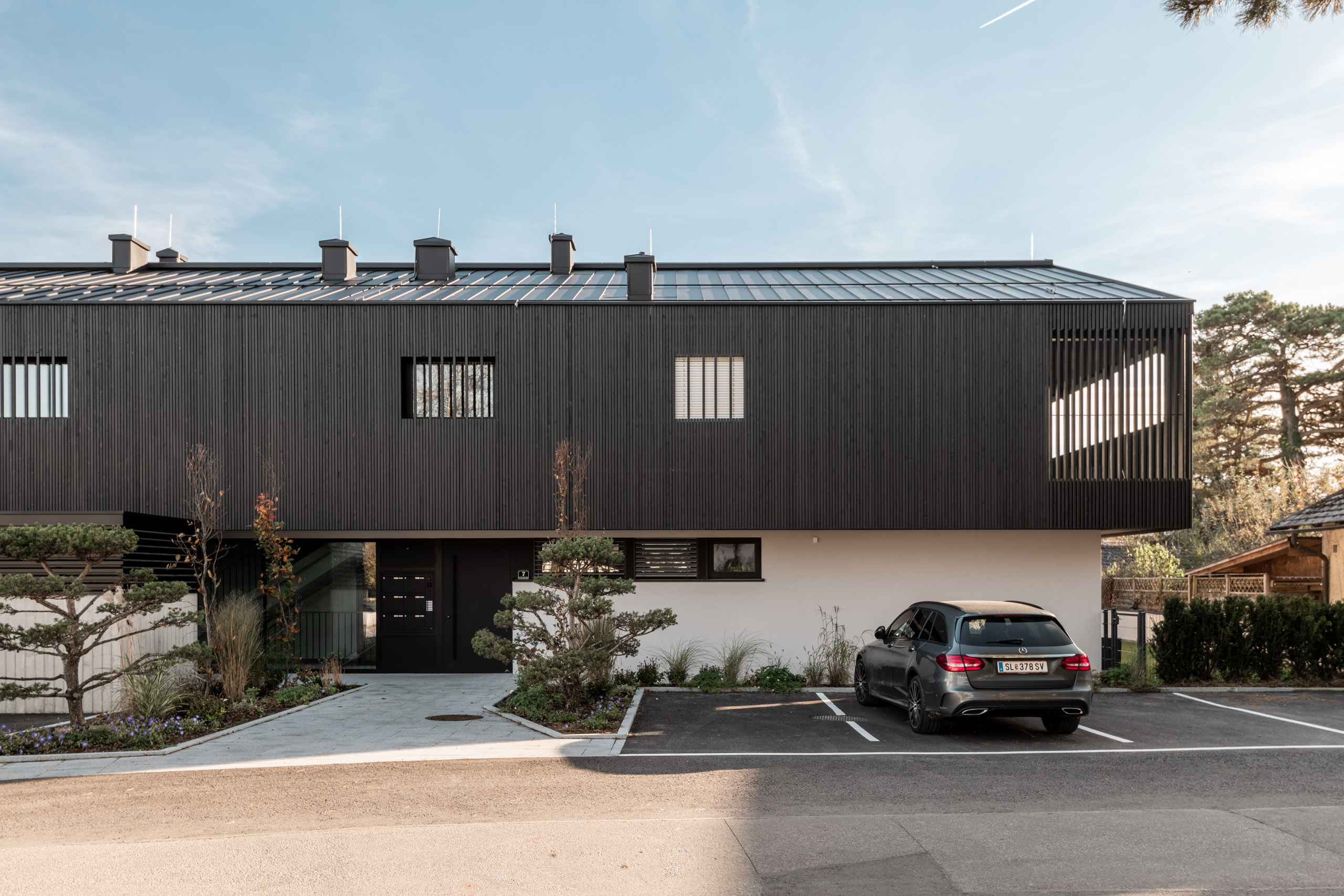 Außenaufnahme eines modernen Wohnbauprojekts in Anif für Baumanagement Deutinger, fotografiert von Daniel Sobietzki.