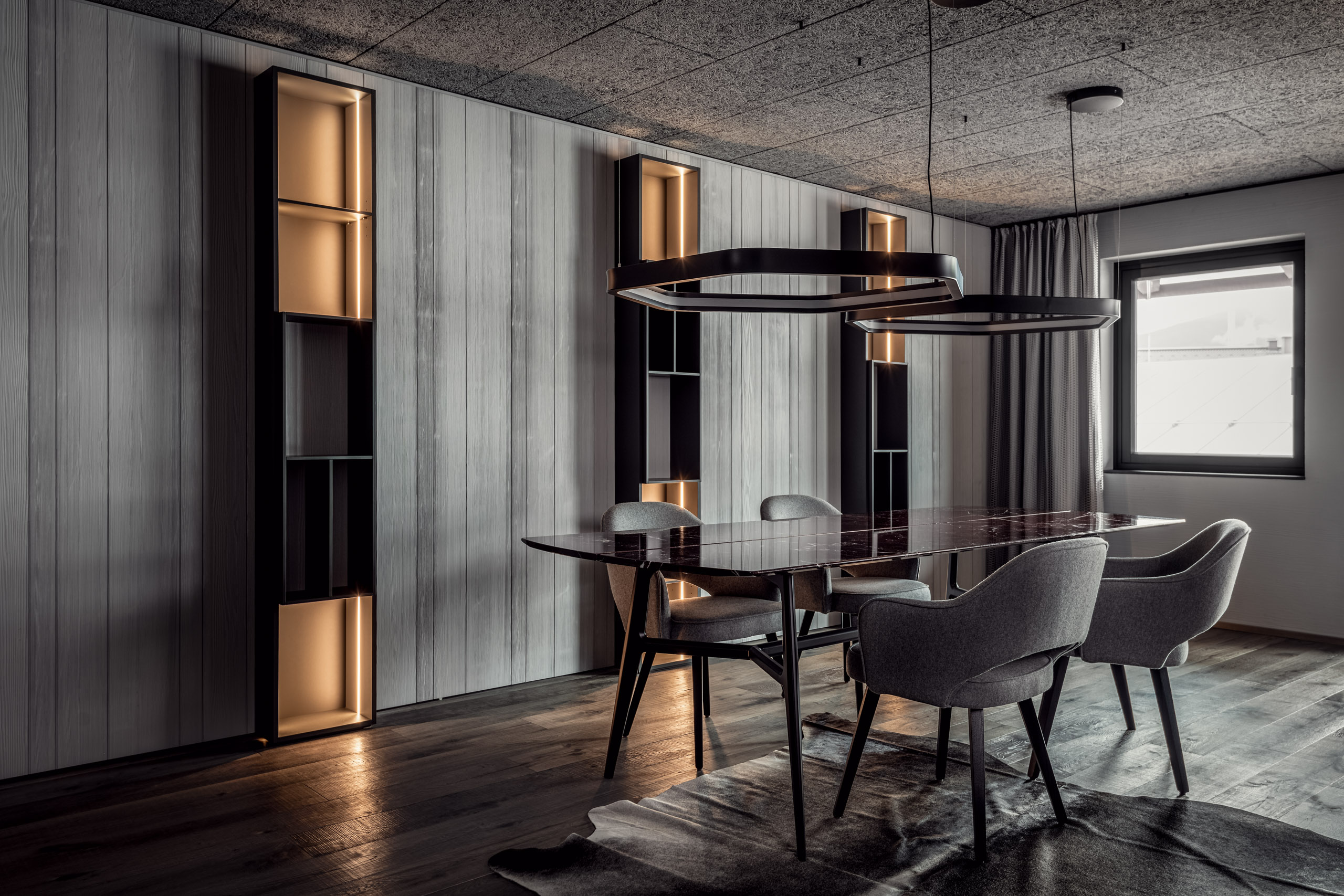 Interiorfoto einer dunkel gestalteten Privatwohnung im Pongau mit Lichtdetails und hochwertigen Materialien für M-Studio Reiter.