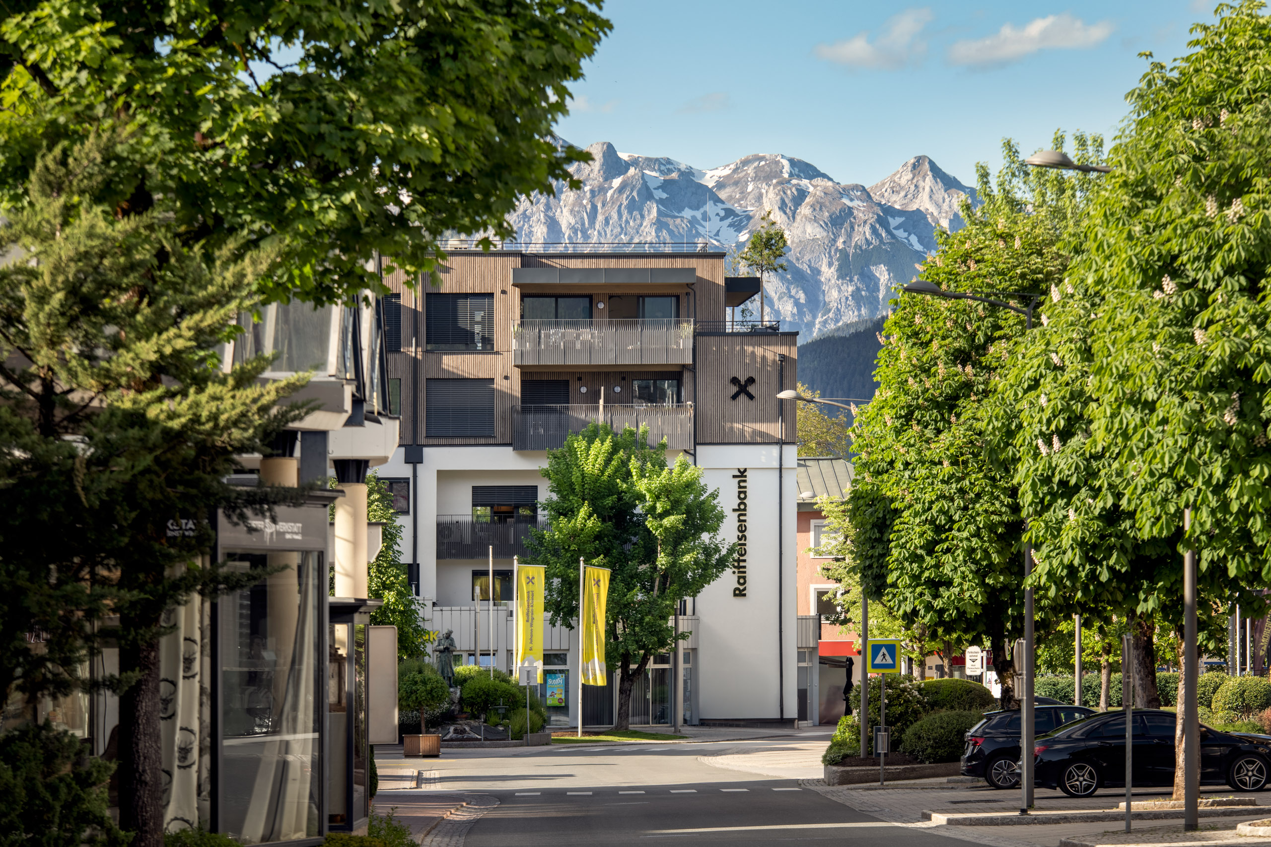 Interiorfoto der Raiffeisenbank St. Johann - Wagrain - Kleinarl mit modernen Innenräumen und Architekturdetails.