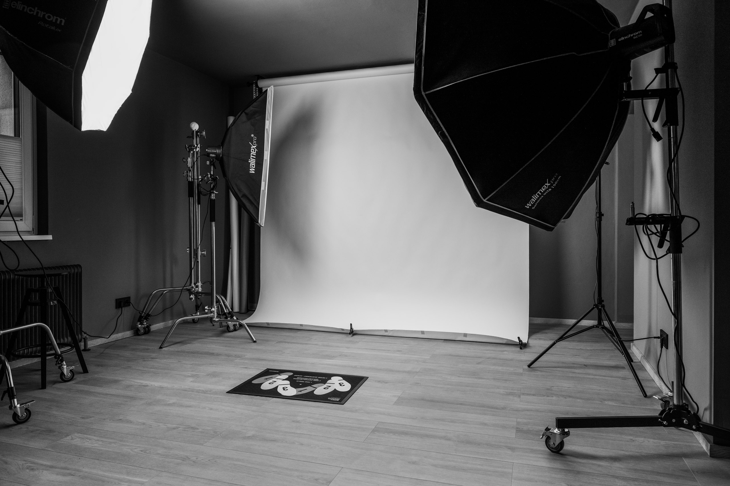 Daniel Sobietzki, Business- & Architekturfotograf aus Salzburg, mit Kameraobjektiv – kreative Portraitaufnahme