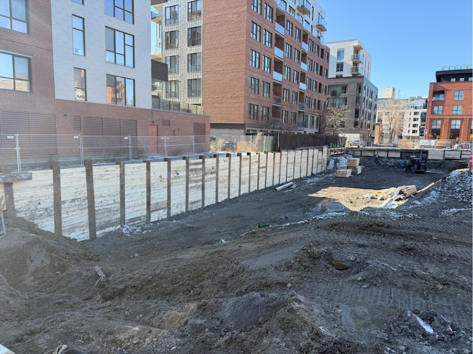 Retaining wall for an excavation in a confined space in an urban setting