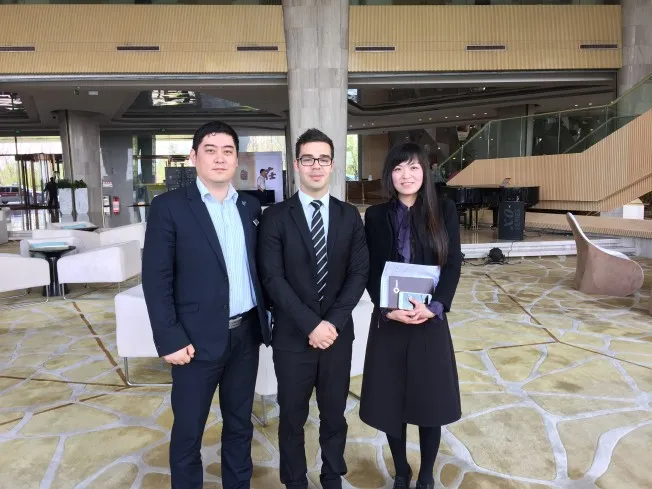 photo of one of Sina Careers' interns in China with his tutors