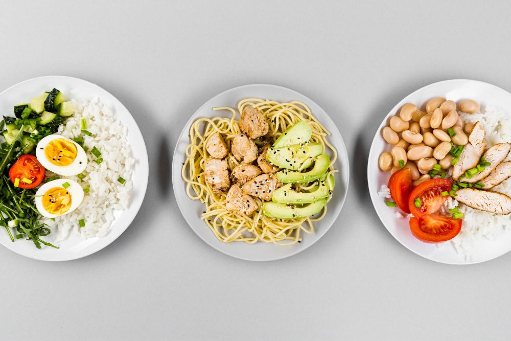 Balanced plate with vegetables protein and healthy fats for insulin resistance treatment diet.