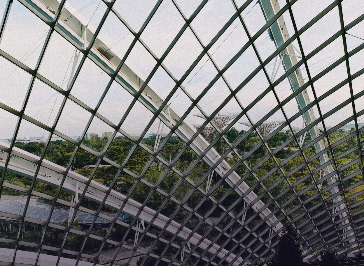 Titelbild Compliance Check, das ein Gebäude mit Bäumen im Hintergrund zeigt