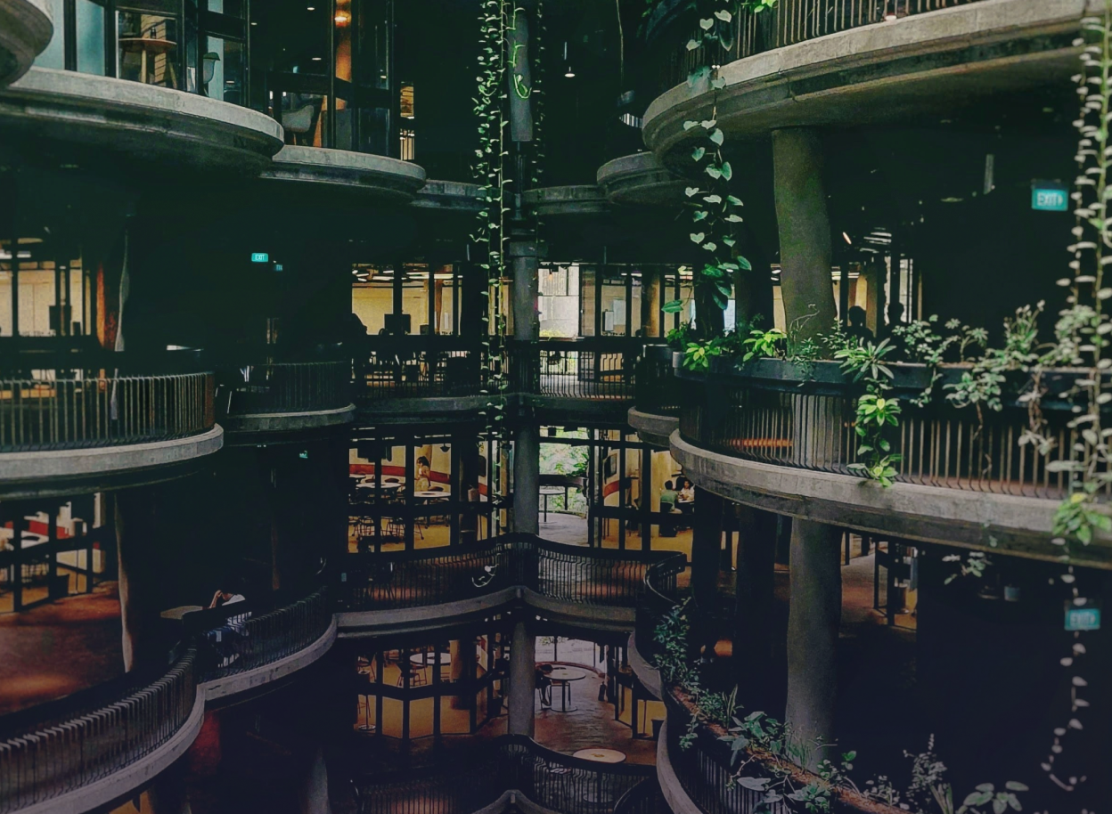 Gebäude mit grünen Terrassen