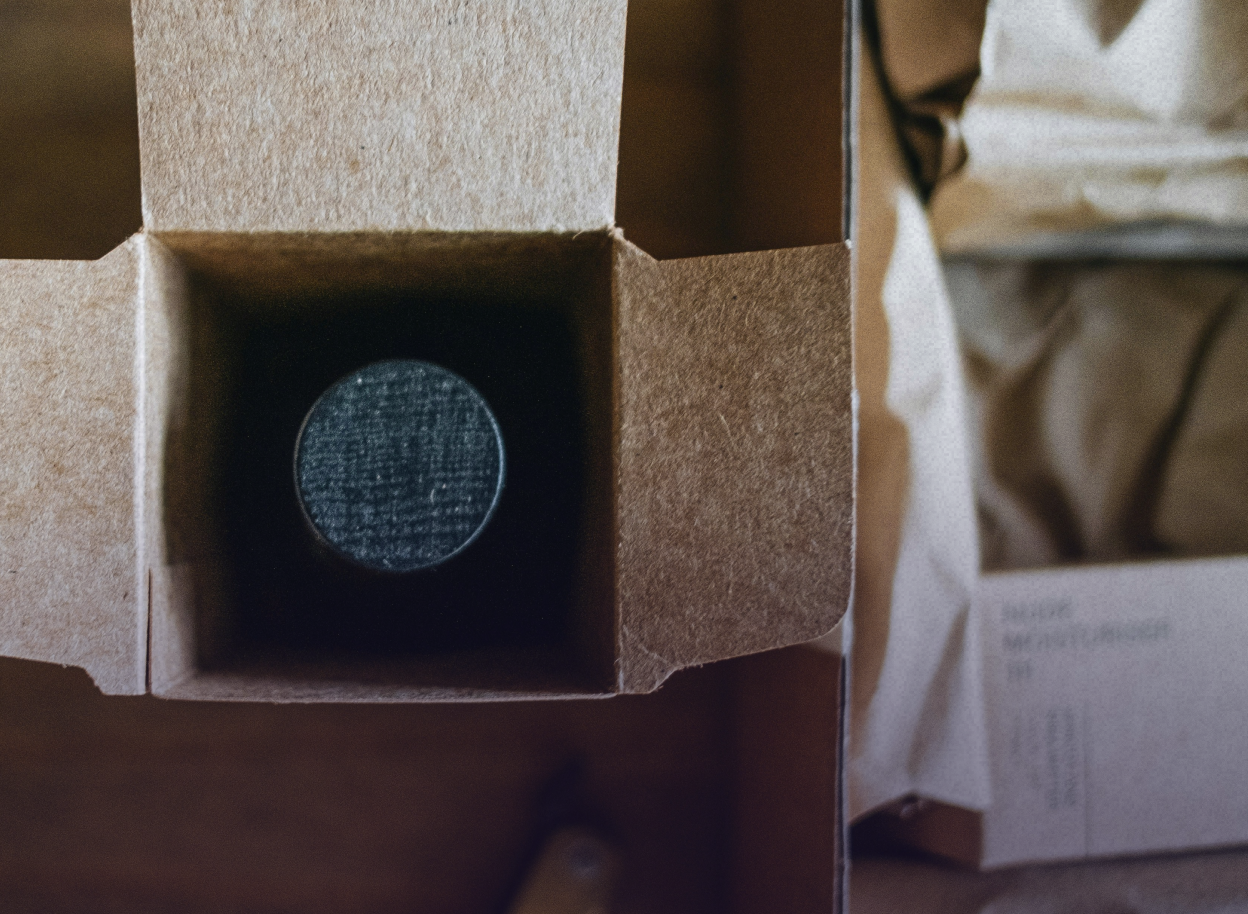 Eine Flasche in einer Papierverpackung