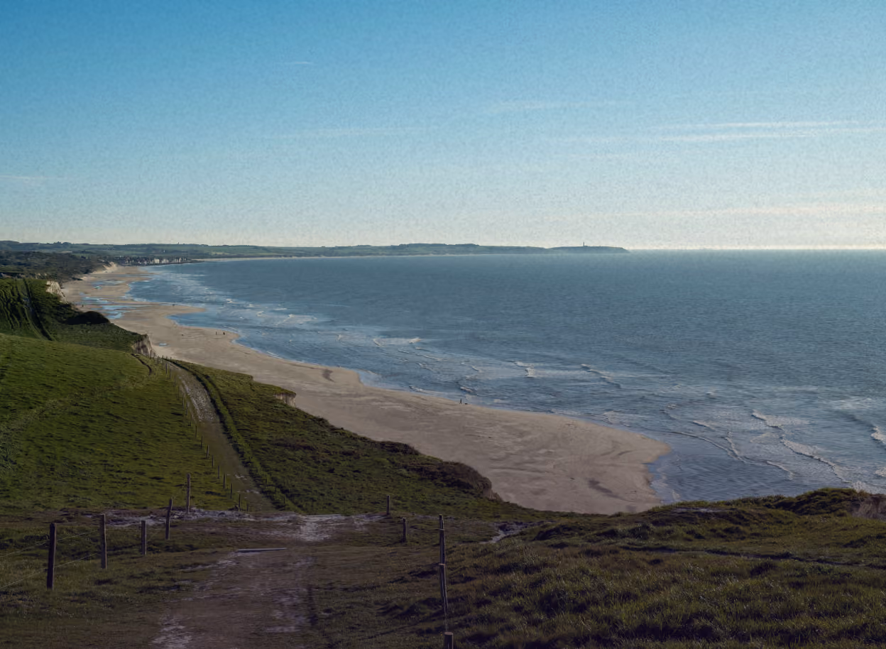 Atemberaubender Blick auf den Strand und die Küste von Escalles, Frankreich, an einem sonnigen Tag