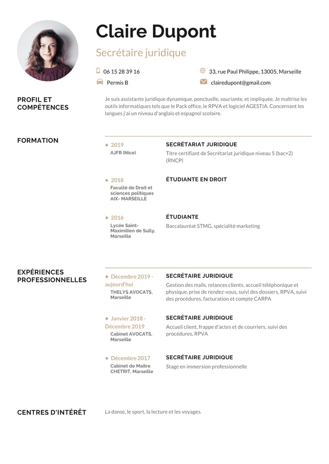Aperçu du modèle de CV d'assistante juridique « Moderne », colonne latérale et mise en page aérée.