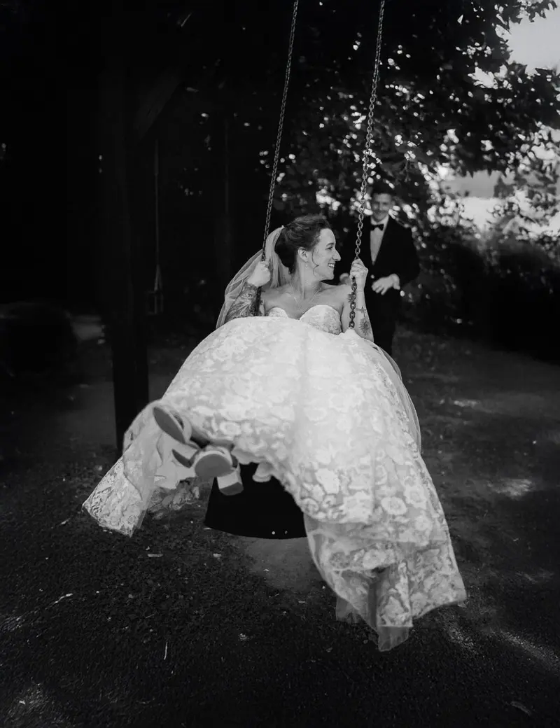 Verliebtes Brautpaar vor historischer Kulisse – Hochzeitsfotograf Bornheim fängt Emotionen ein.