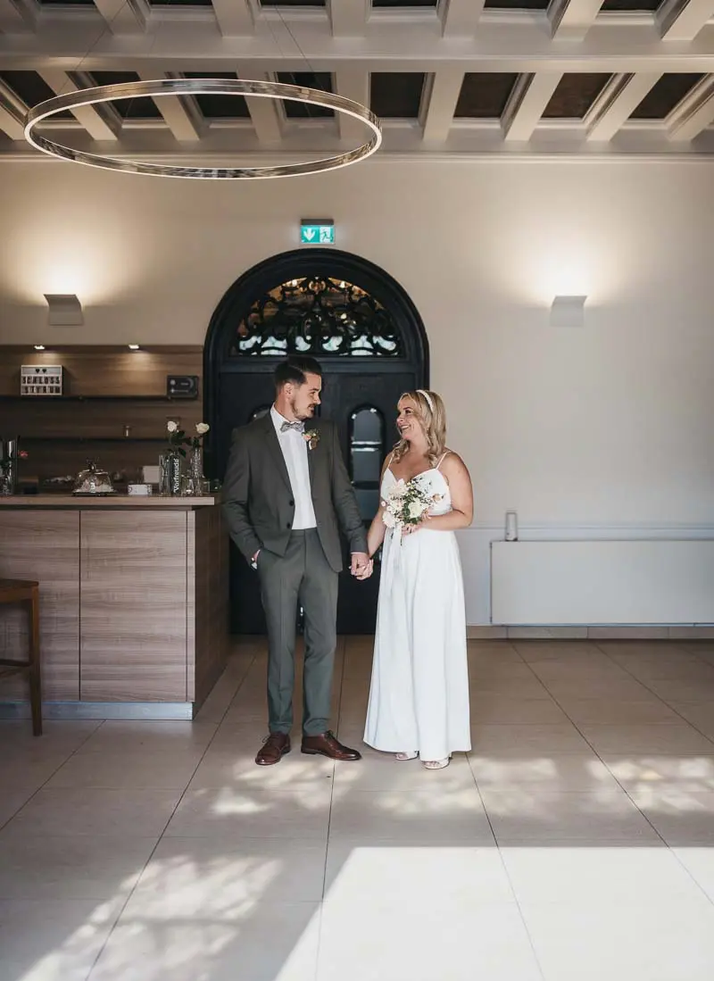 Brautpaar wartet auf die Trauung im Schloss Styrum