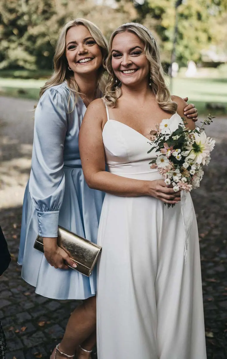 Braut wird von Trauzeugin im Schloss Styrum empfangen