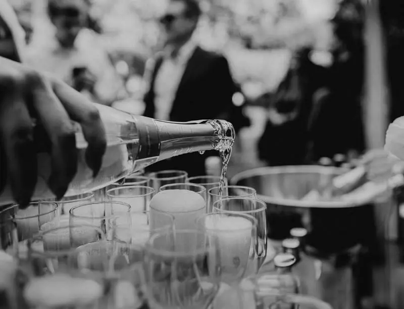 Sektempfang im Schloss Styrum - Sekt wird eingeschenkt