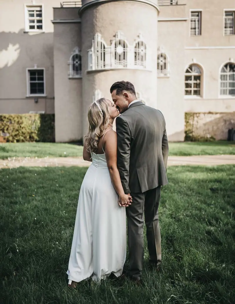 Brautpaar küsst sich im Schlosspark Schloss Styrum Mülheim