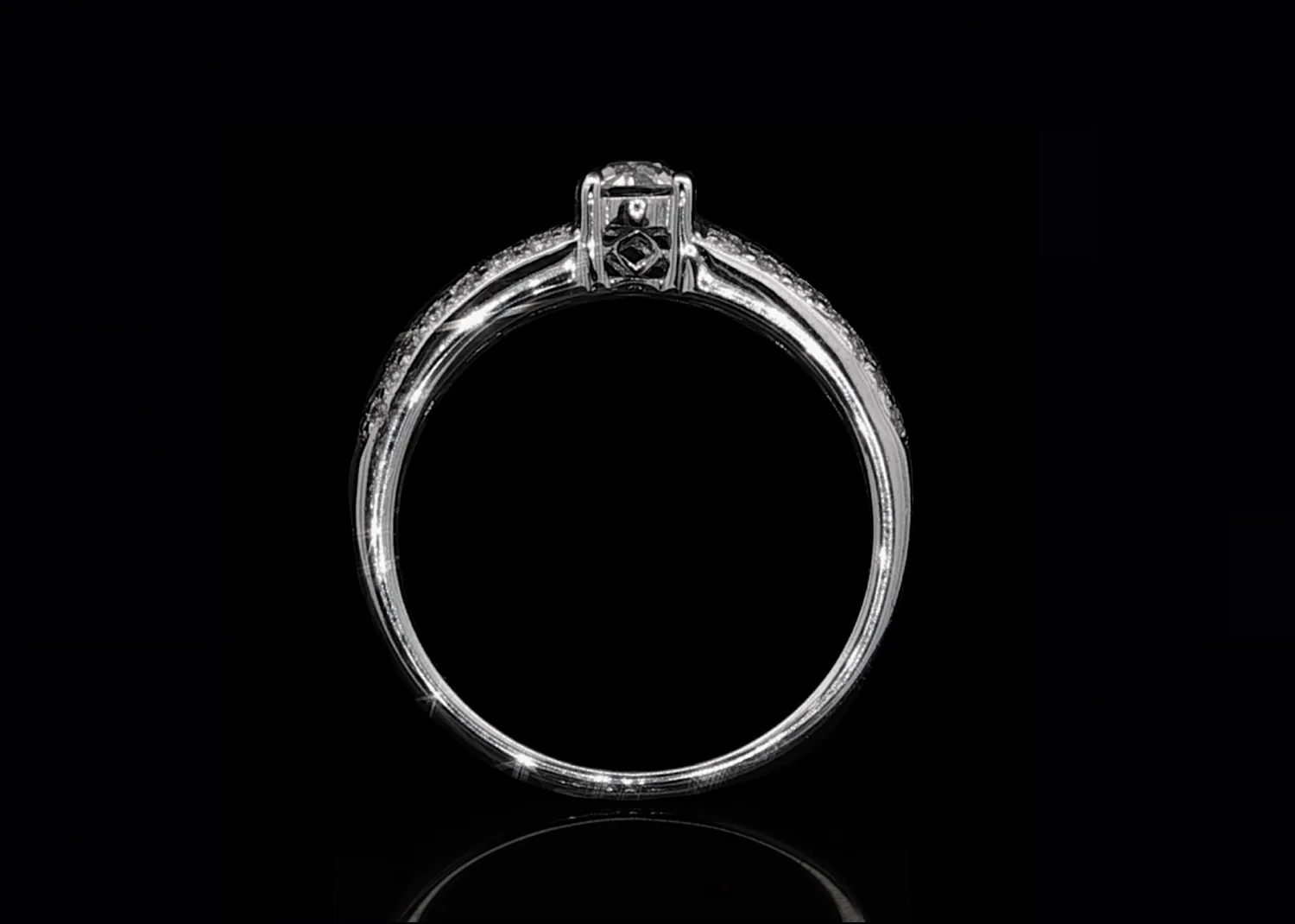 Diamond & 18ct white gold ring