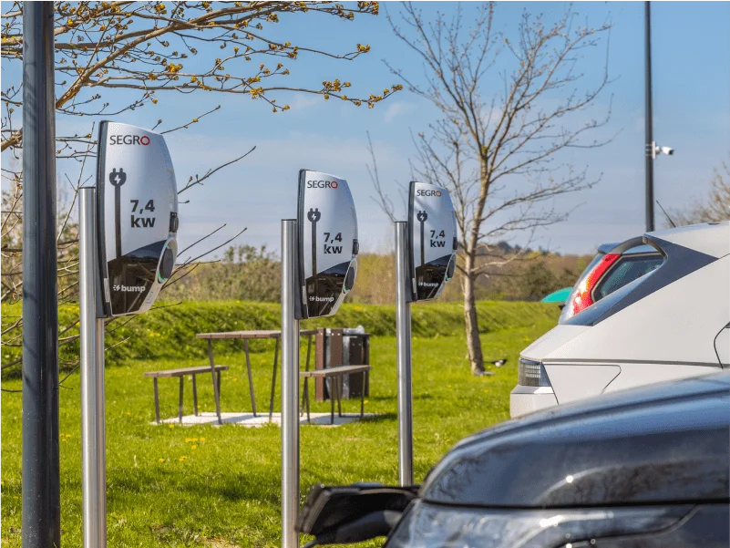 borne de recharge Segro dans un parking extérieur