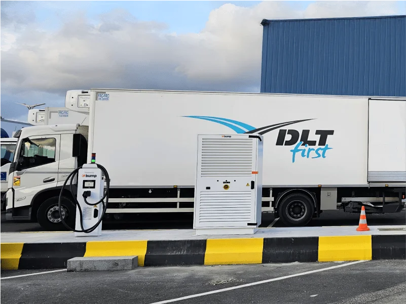 camion en recharge sur les bornes bump