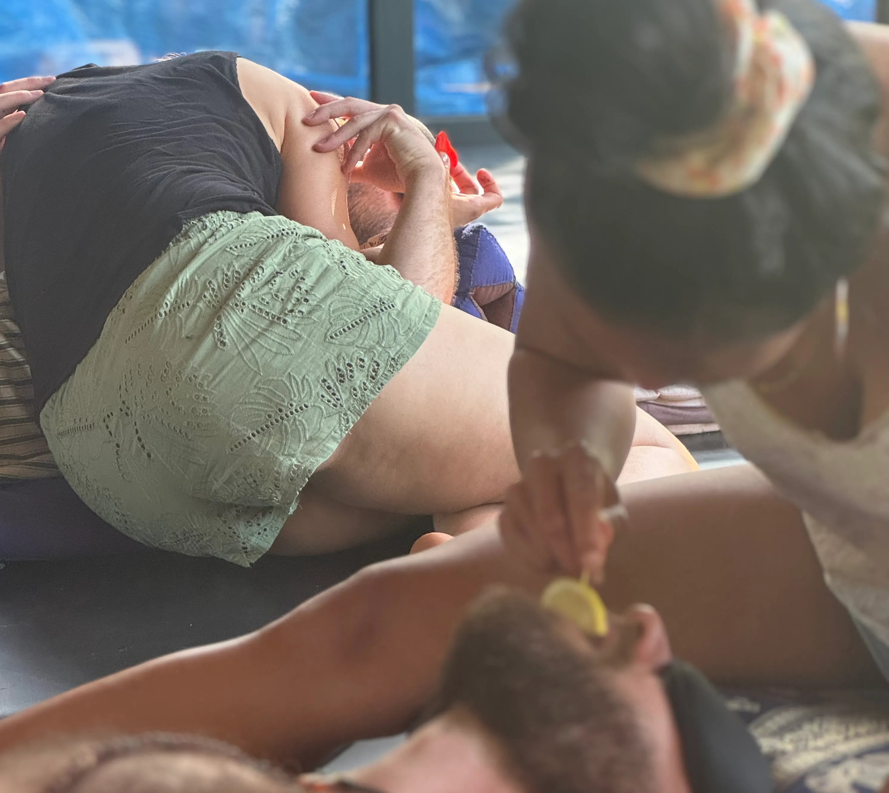 Participants allongés pendant un atelier de la retraite Désirs d'Aventure