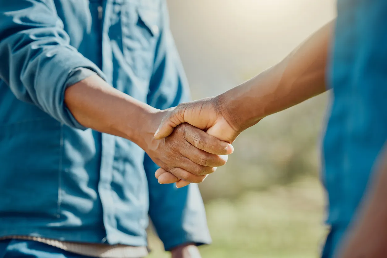 Duas pessoas fazendo um aperto de mãos