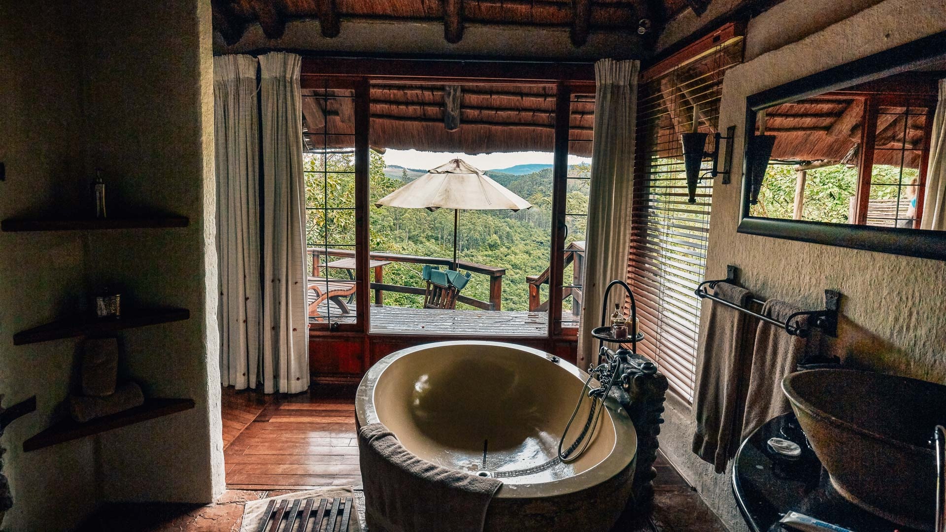 Felsformationen auf der Panorama Route im Morgennebel, Südafrika