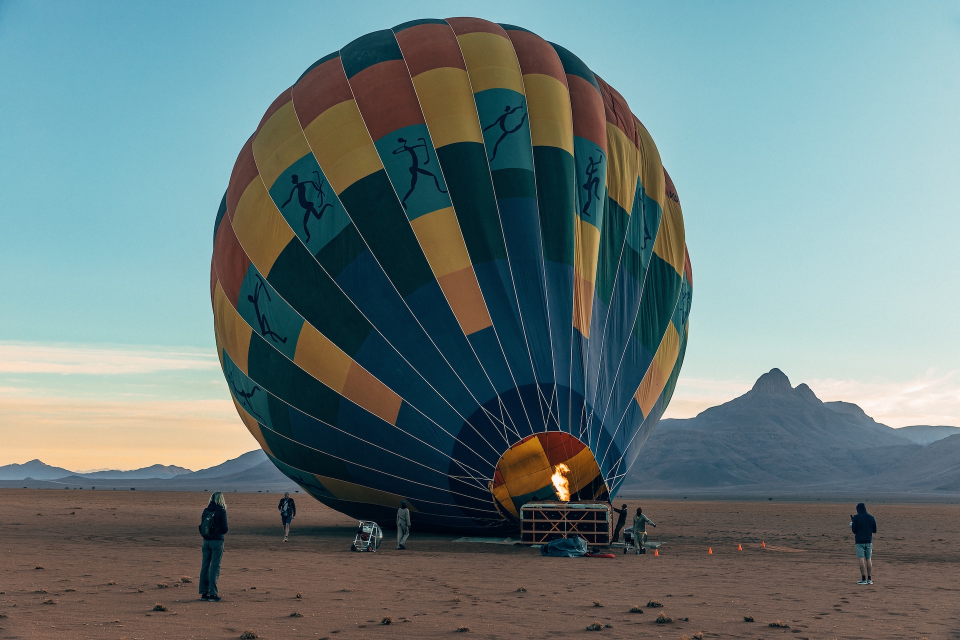 Heißluftballon über den Dünen des NamibRand Nature Reserve, Namibia