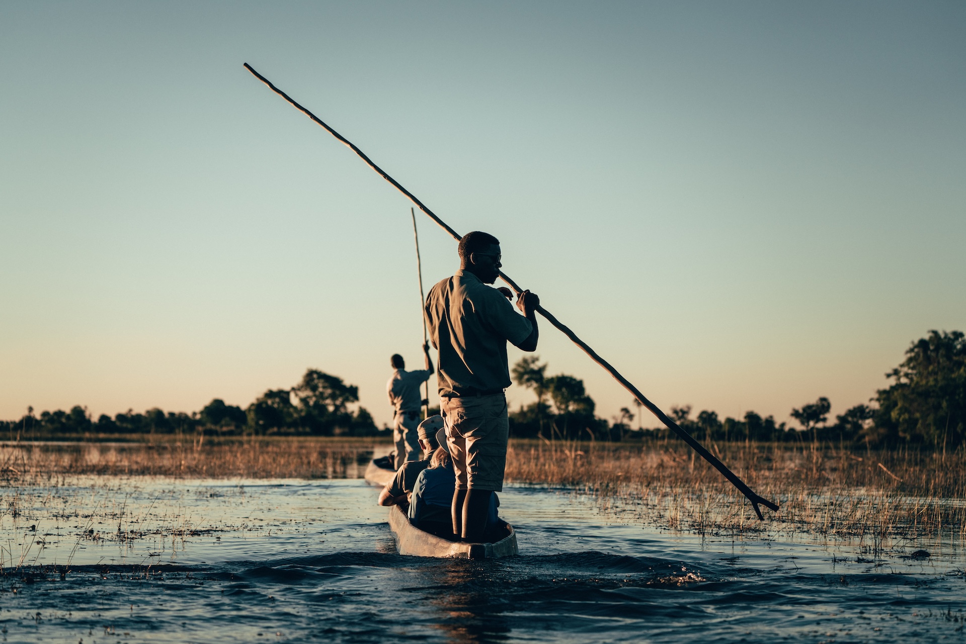 Safari-Guide im traditionellen Mokoro-Boot, Okavango Delta Botswana