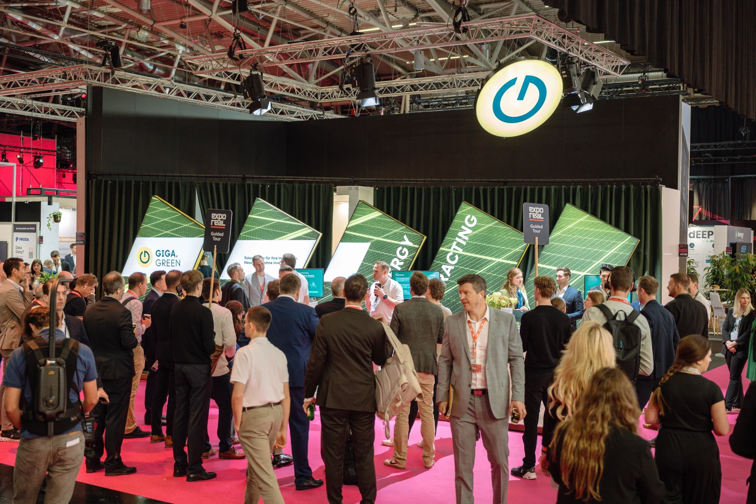 Klicken Sie hier um zur angezeigten Referenz zu gelangen.