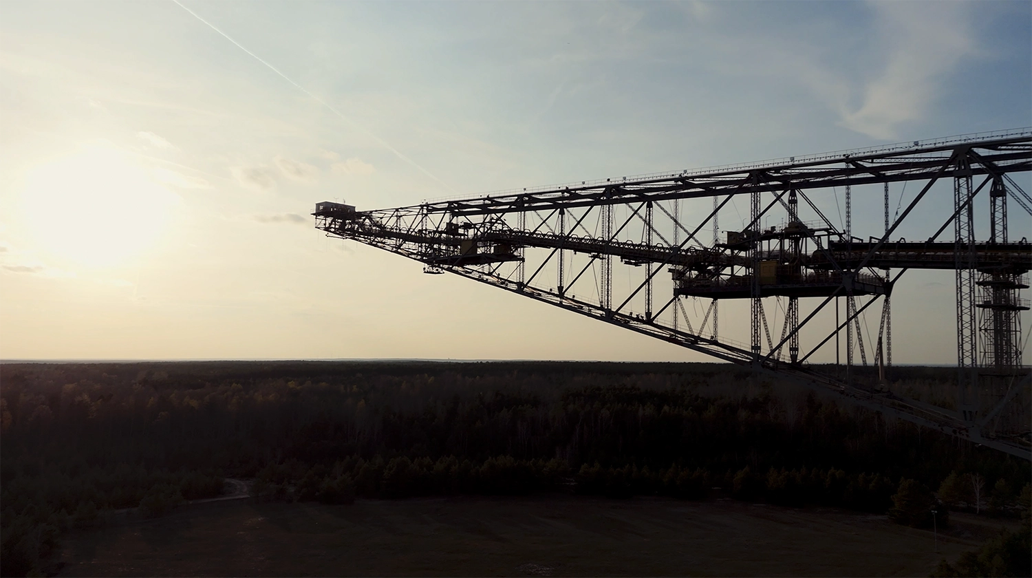 Förderbrücke eines ehemaligen Braunkohletagebaus bei Vetschau im Abendlicht.