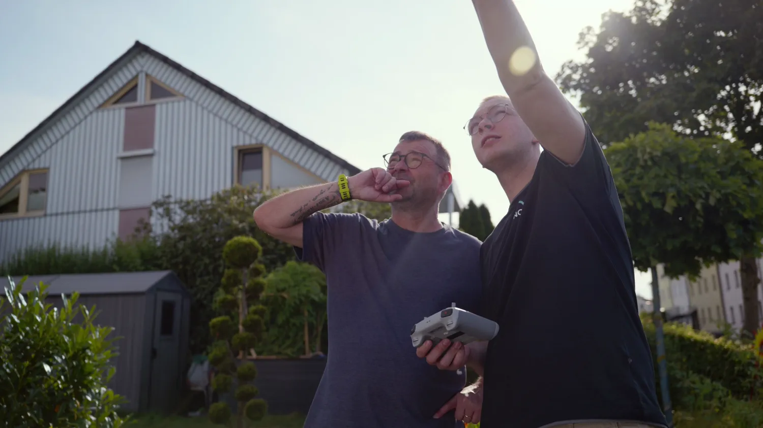 Filmteam steuert eine Drohne vor dem Haus eines Juno-Solar-Kunden.