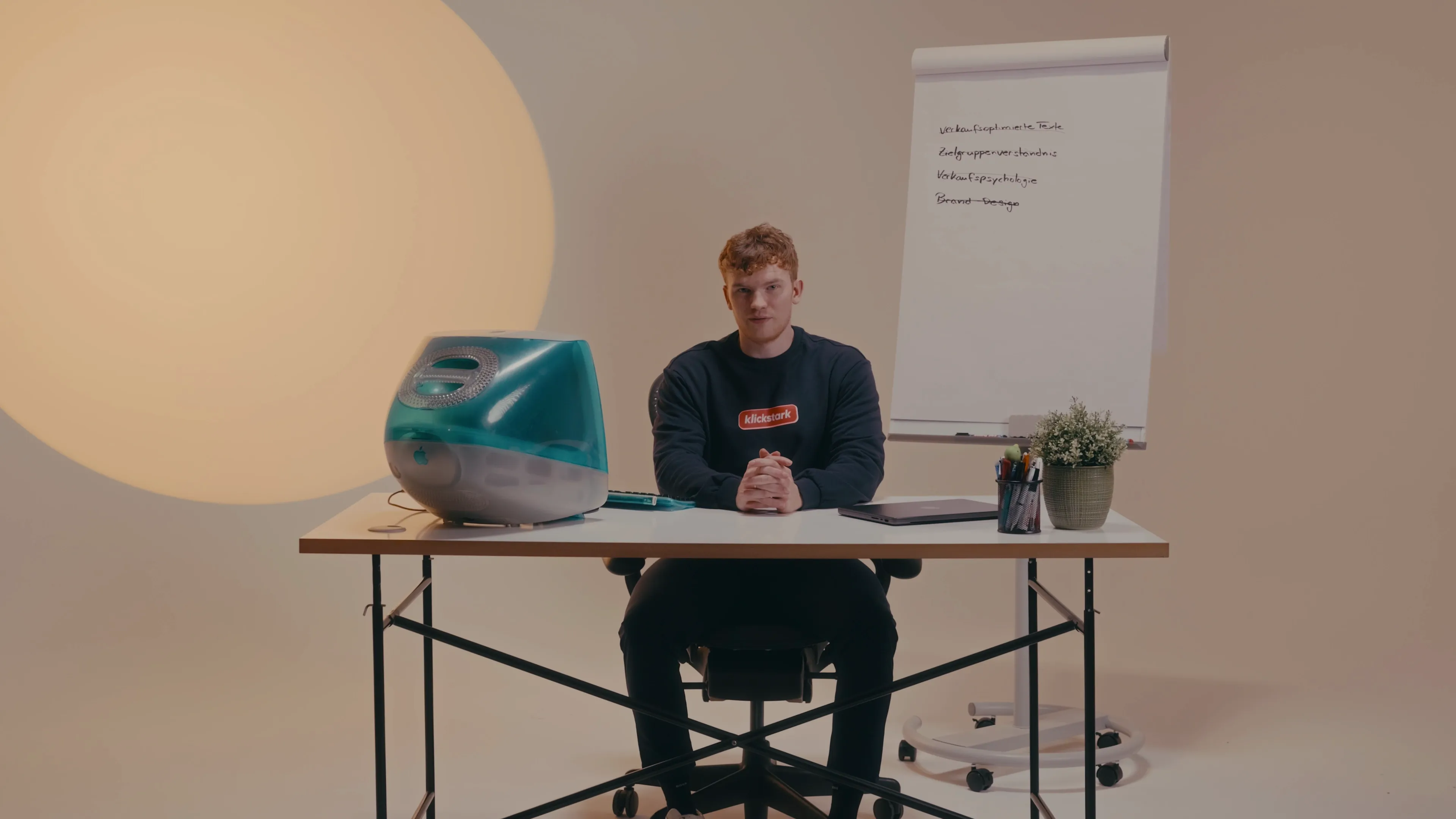Geschäftsführer von klickstark während des Hero-Video-Drehs an einem Schreibtisch.