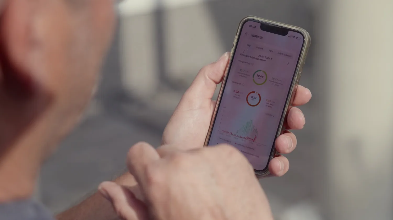 Juno-Solar-Kunde zeigt die Ertragsstatistik seiner Solaranlage auf dem Smartphone.