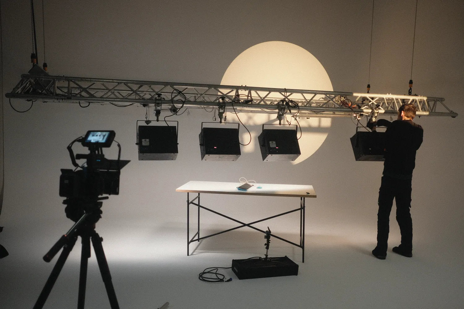Kamera- und Lichtaufbau im Studio für das Hero-Video von klickstark.