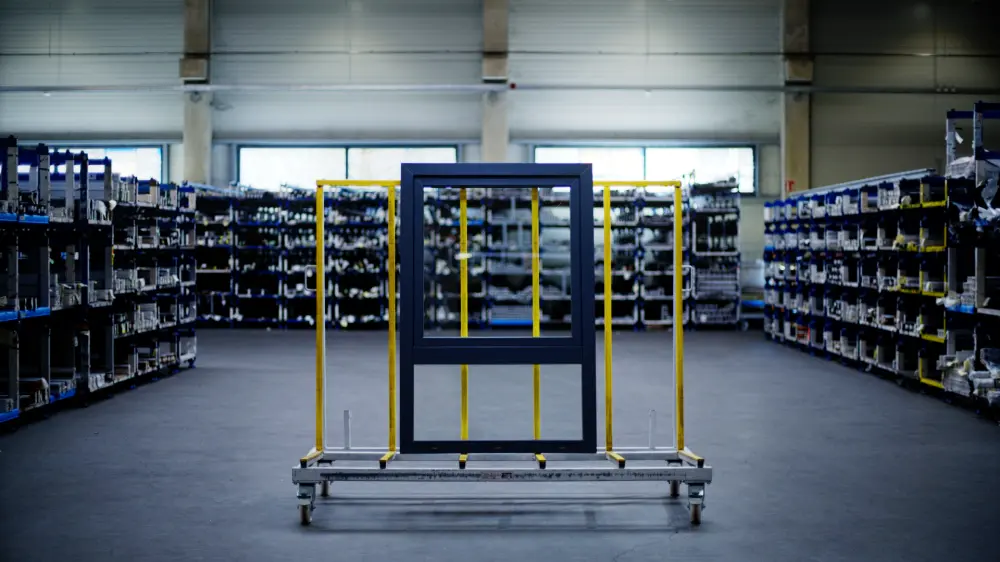 Fensterrahmen auf einem Transportgestell in der Produktion von UP.