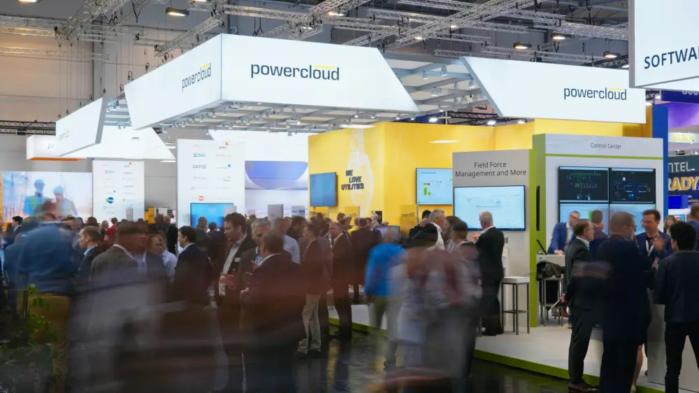 Besucher am Messestand von powercloud auf der E-World.