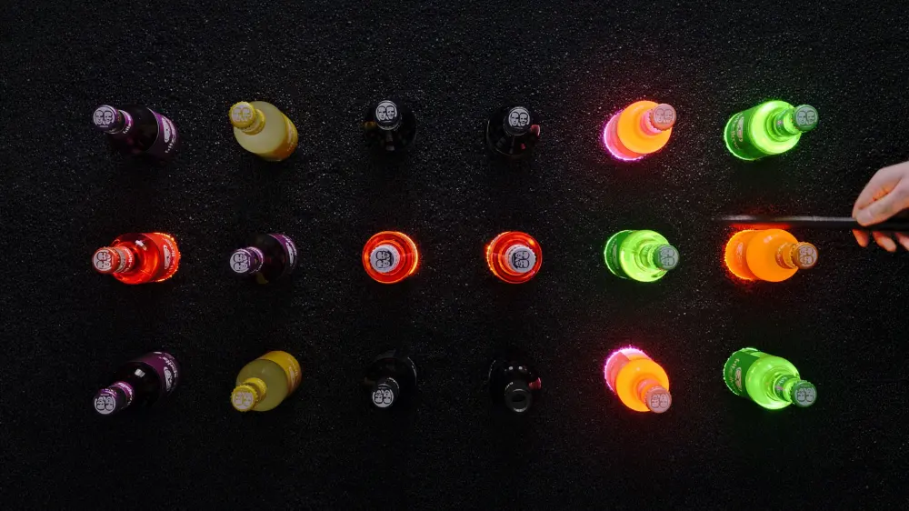 Leuchtende fritz-kola-Flaschen in verschiedenen Farben während eines TikTok-Drehs.