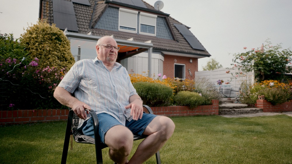 Solarknut-Kunde im Interview vor seinem Haus mit Solaranlage.