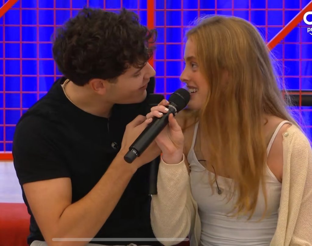 Imagen que contiene persona, mujer, niña, jovenEl contenido generado por IA puede ser incorrecto.