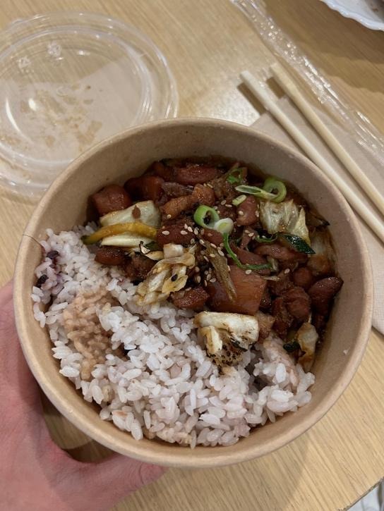 Un plato hondo con comidaEl contenido generado por IA puede ser incorrecto.