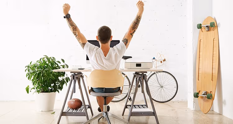 Hombre freelancer trabajando en casa