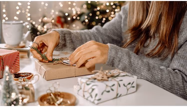 Chica envolviendo regalos de Navidad