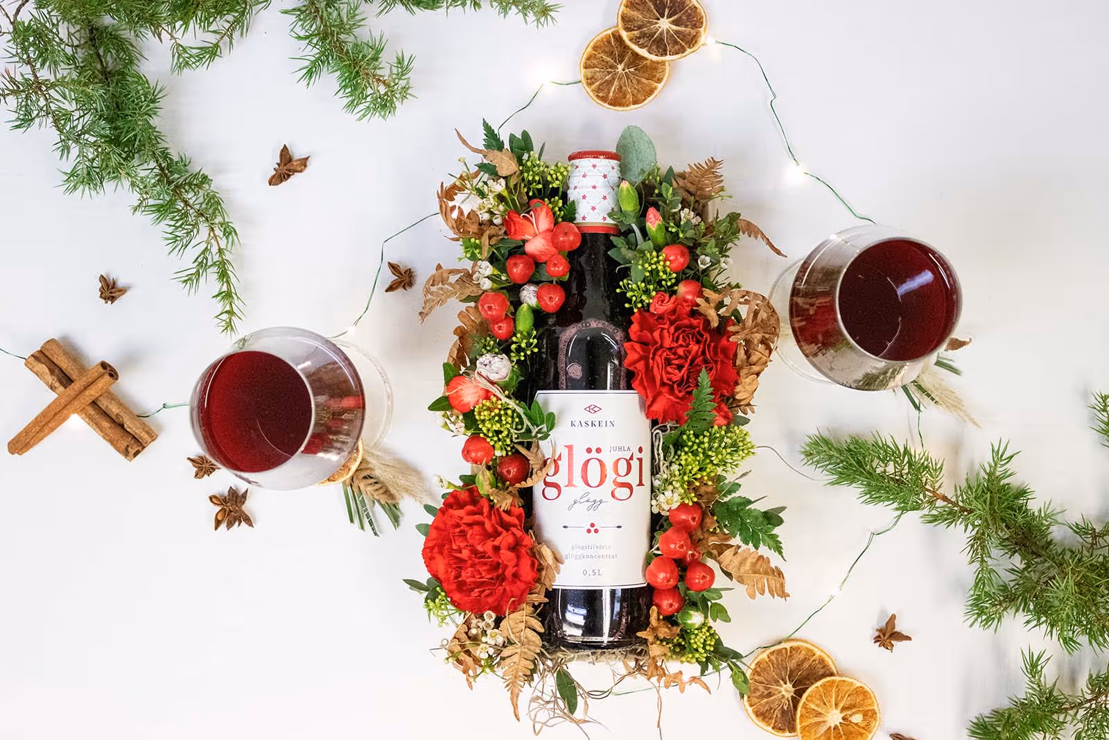 Joulun 2025 valikoimassa Joutsan Kukka-Sarilla on esimerkiksi kuvan kaltainen kukin koristeltu glögipullo.