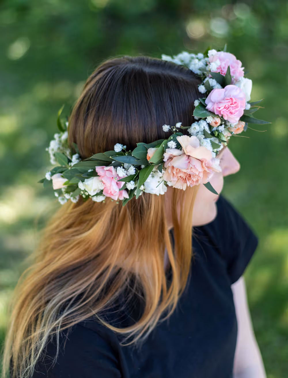 Kukkaseppele henkilön päässä.