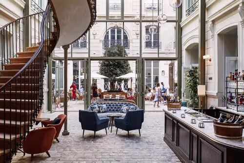 Local coffeshops for solo female travellers in Paris