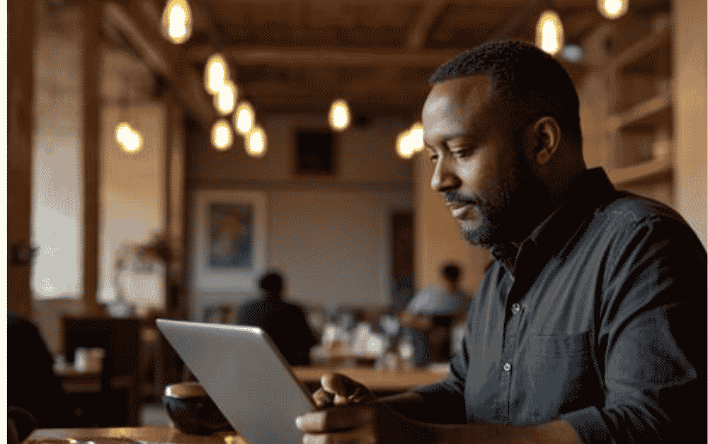 Restaurateur africain remplit un brief influenceur sur tablette pour lancer sa première campagne Trenderz