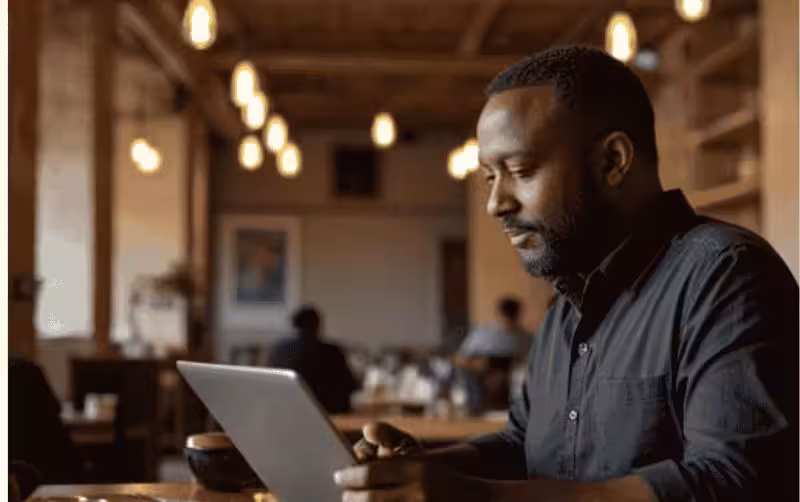 Restaurateur africain remplit un brief influenceur sur tablette pour lancer sa première campagne Trenderz