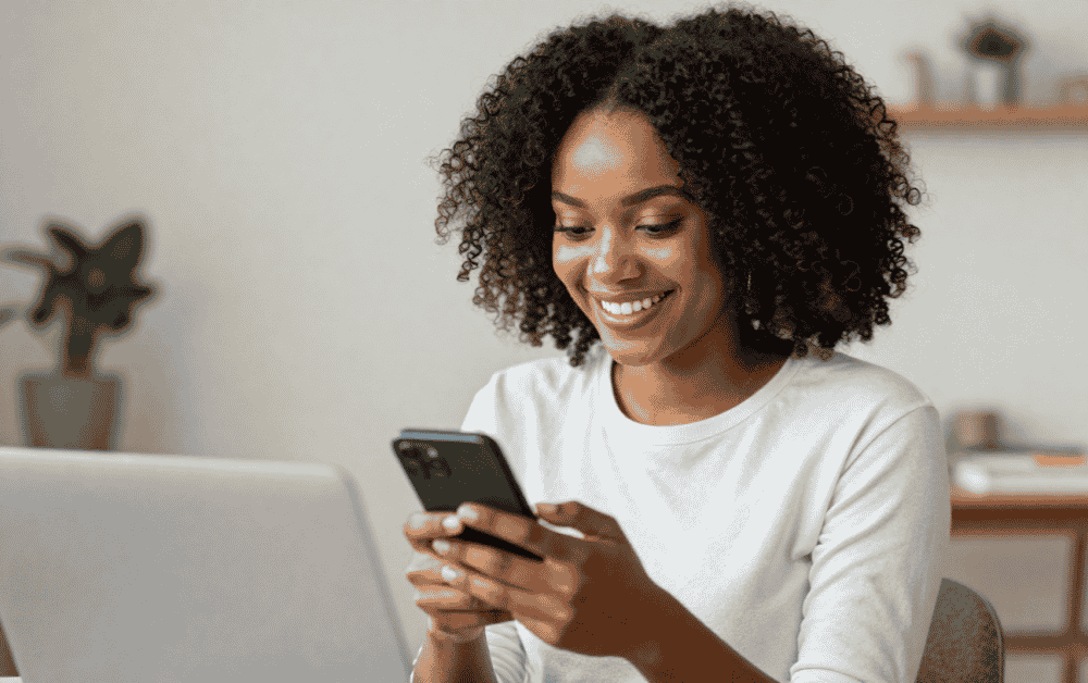 Jeune Africaine partage spontanément ses bonnes adresses restaurants à ses amis sur WhatsApp et monétise via Trenderz